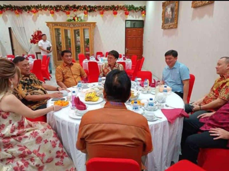 Moment Gubernur Sulut Terpilih YSK duduk bersama Gubernur Sulut Olly Dondokambey di kediaman Walikota Manado Andrei Angow