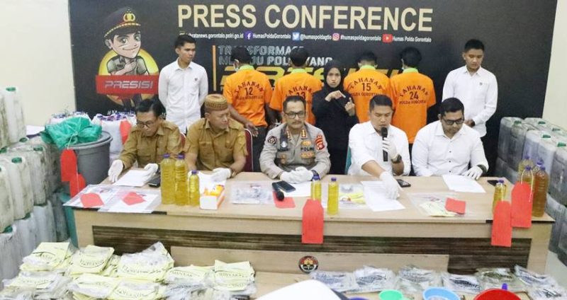 Sindikat Oplos minyak goreng bersubsidi merk minyakita saat diamankan bersama barang bukti kejahatan mereka di Mapolda Gorontalo, Senin (10/3/2025). (Foto: Humas/Polda Gorontalo).