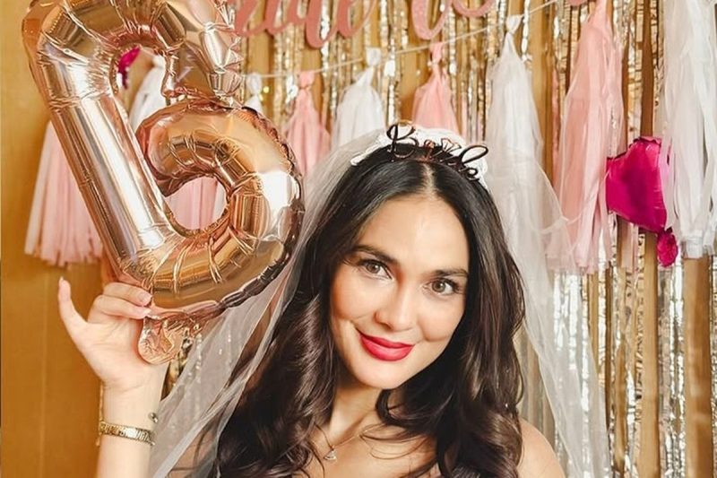 Aktris Luna Maya berpose saat acara bridal shower menjelang pernikahannya dengan aktor Maxime Bouttier.(Instagram @lunamaya)