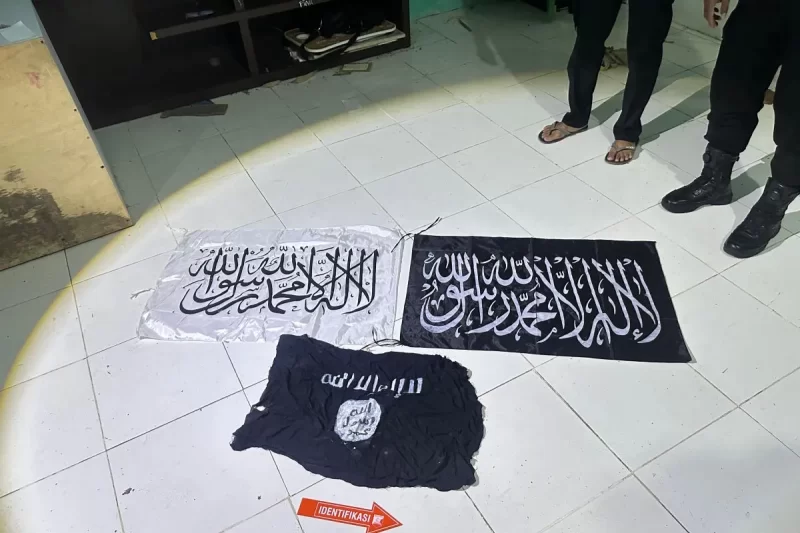 Sejumlah barang bukti yang diamankan oleh Tim Detasemen Khusus (Densus) 88 Antiteror Polri (Sumber: ANTARA/HO-Divisi Humas Polri)