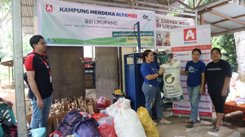 Alfamidi Edukasi Warga Sarawet Kelola Sampah Plastik